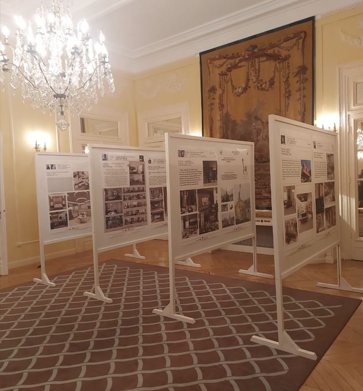 Ayaklı Beyaz Sergi Panosu Kiralama