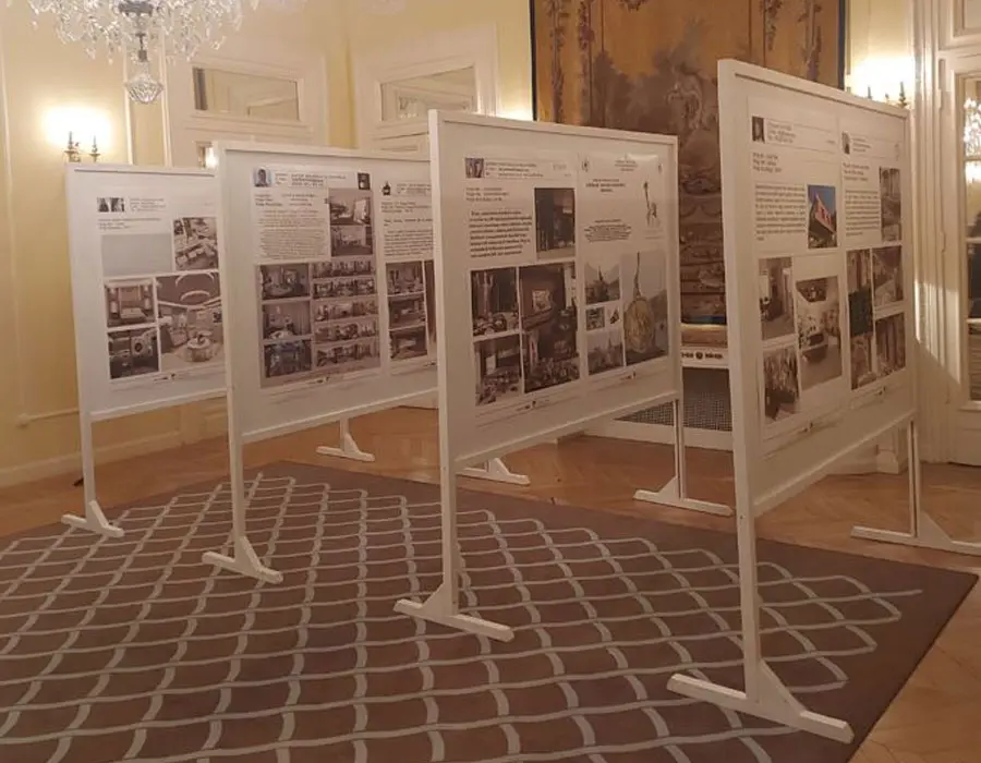 Ayaklı kiralık sergi panosu