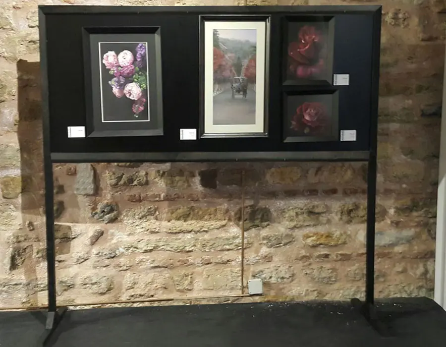 Refleksiyonlu sergi panosu