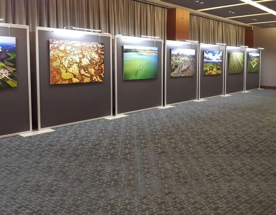 LED ışıklı sergi panosu